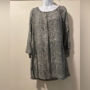 PINEAPPLES -Designed in Hawaii  Tunic blouse in black & cream